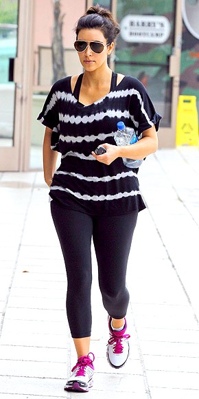 Kim Kardashian trẻ trung với áo cánh dơi sọc ngang và giày thể thao màu hồng trên đường tới phòng tập thể dục ở Los Angeles.